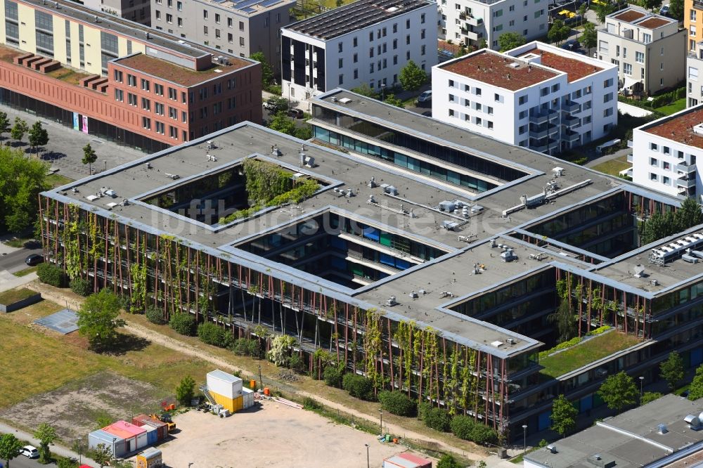 Luftbild Berlin - Gebäudekomplex des Institut HUB Institut für Physik der HUB an der Newtonstraße im Ortsteil Adlershof in Berlin, Deutschland