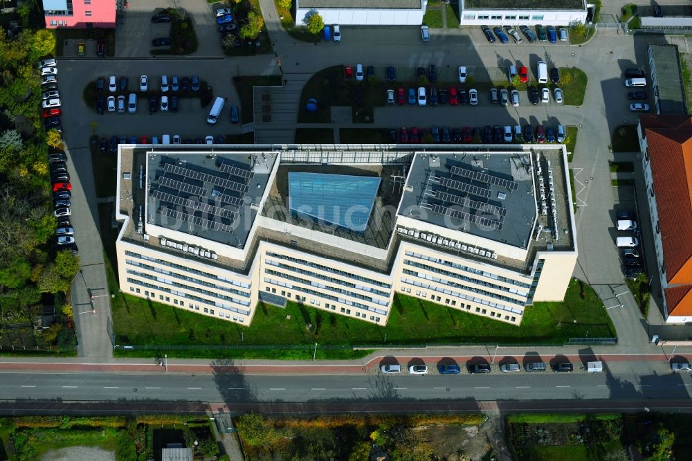Magdeburg von oben - Gebäudekomplex des Institut Leibniz-Institut für Neurobiologie in Magdeburg im Bundesland Sachsen-Anhalt, Deutschland