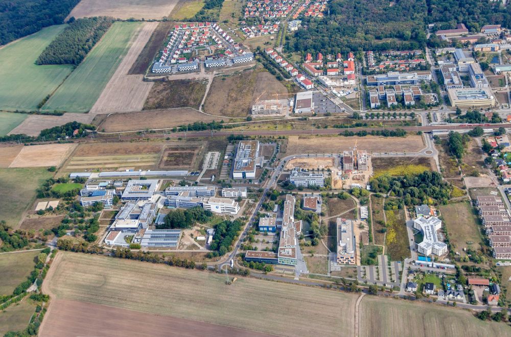 Luftaufnahme Potsdam - Gebäudekomplex des Institut Max-Planck-Institut - Fraunhofer in Potsdam im Bundesland Brandenburg, Deutschland