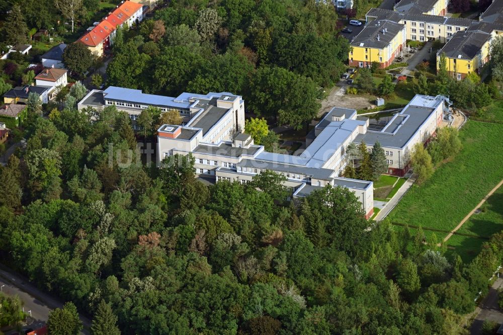 Luftbild Berlin - Gebäudekomplex der Katholischen Hochschule für Sozialwesen im Ortsteil Karlshorst in Berlin, Deutschland