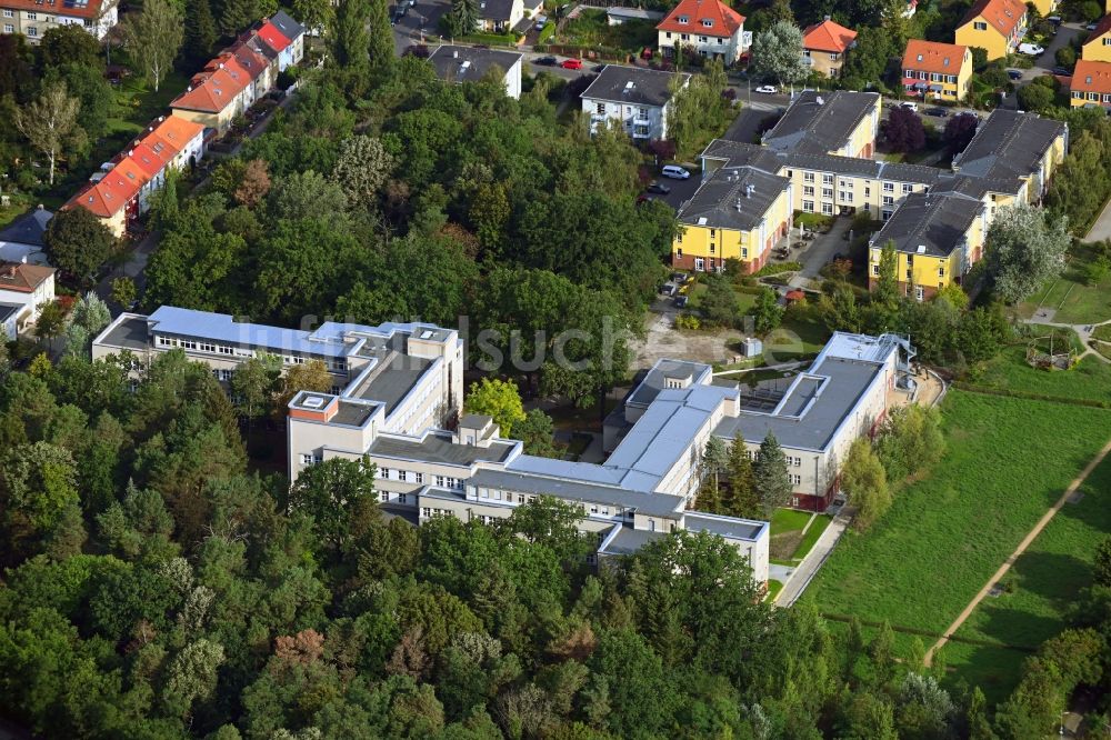 Luftaufnahme Berlin - Gebäudekomplex der Katholischen Hochschule für Sozialwesen im Ortsteil Karlshorst in Berlin, Deutschland