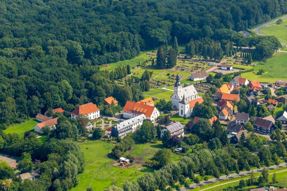 Welver von oben - Gebäudekomplex des Kloster Welver im Bundesland Nordrhein-Westfalen