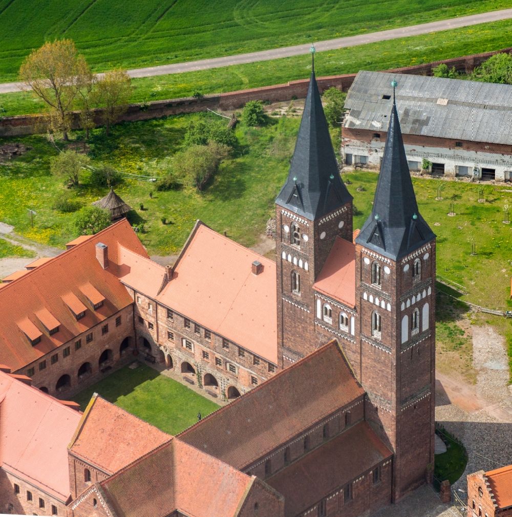 Luftbild Jerichow - Gebäudekomplex der Klosterkirche in Jerichow im Bundesland Sachsen-Anhalt