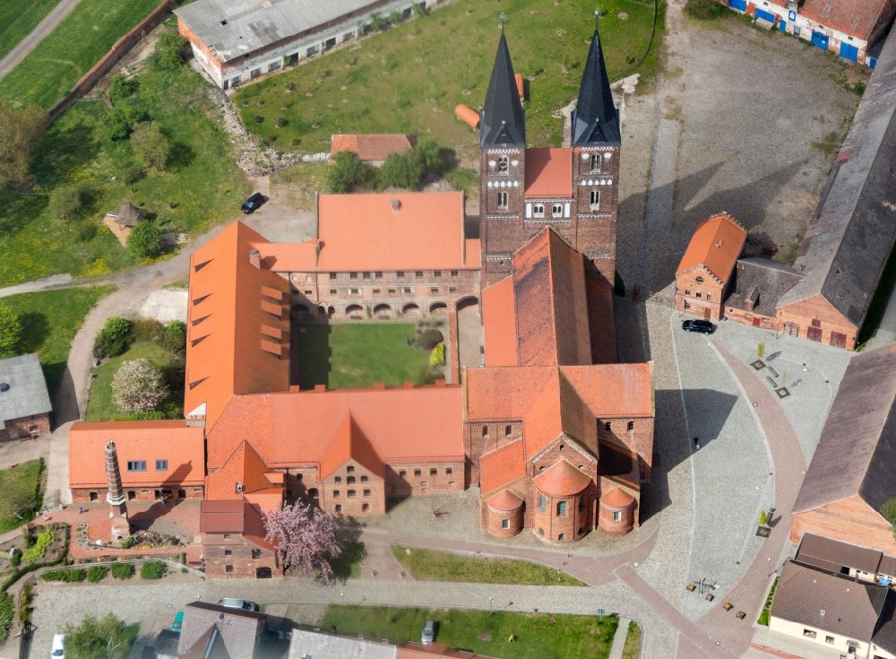 Jerichow von oben - Gebäudekomplex der Klosterkirche in Jerichow im Bundesland Sachsen-Anhalt