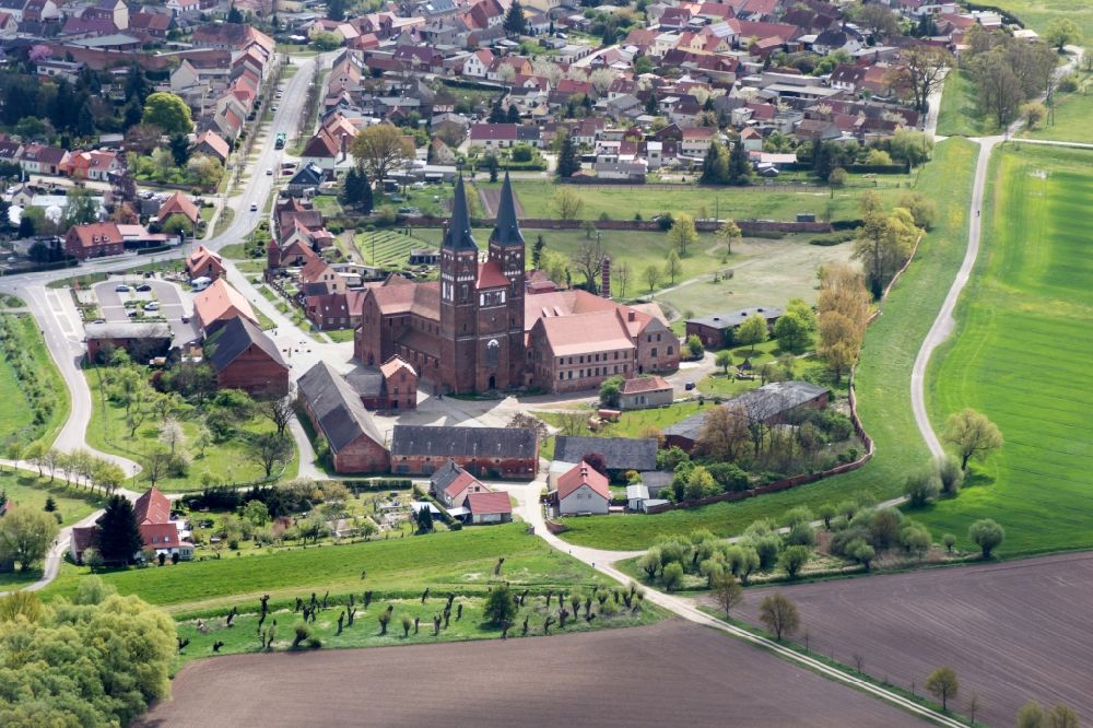 Jerichow aus der Vogelperspektive: Gebäudekomplex der Klosterkirche in Jerichow im Bundesland Sachsen-Anhalt
