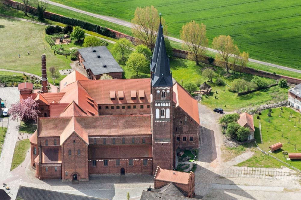 Jerichow von oben - Gebäudekomplex der Klosterkirche in Jerichow im Bundesland Sachsen-Anhalt