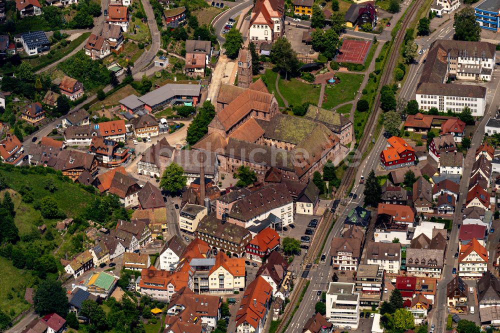 Alpirsbach aus der Vogelperspektive: Gebäudekomplex des Klosters in Alpirsbach im Bundesland Baden-Württemberg, Deutschland