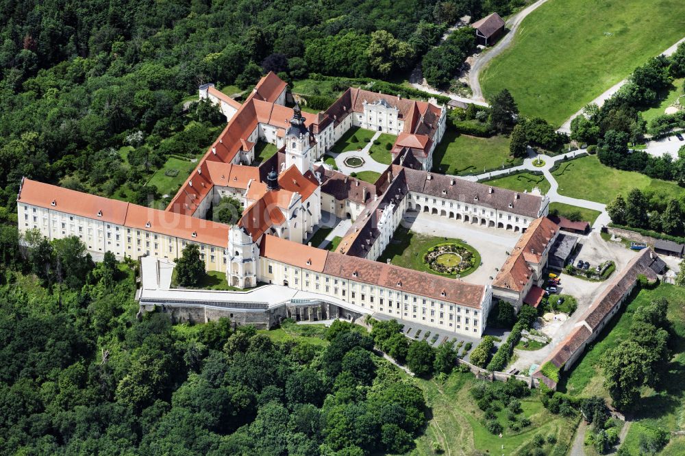 Altenburg von oben - Gebäudekomplex des Klosters in Altenburg in Niederösterreich, Österreich