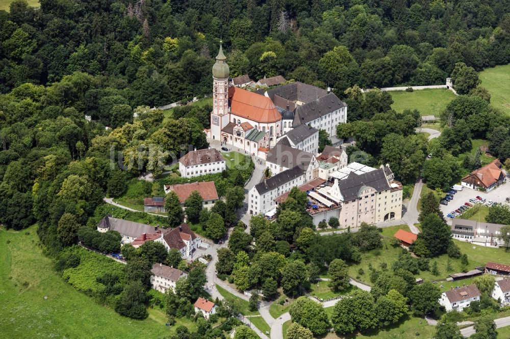 Andechs von oben - Gebäudekomplex des Klosters Andechs mit Klostergasthof im Bundesland Bayern