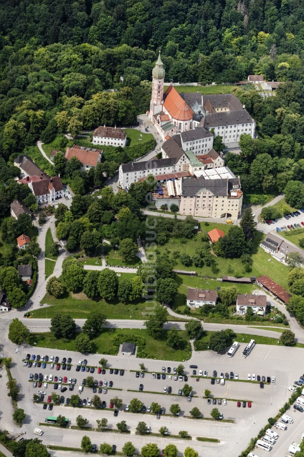 Andechs aus der Vogelperspektive: Gebäudekomplex des Klosters Andechs mit Klostergasthof im Bundesland Bayern
