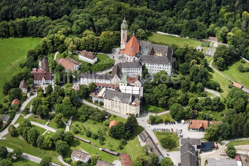 Andechs von oben - Gebäudekomplex des Klosters Andechs mit Klostergasthof im Bundesland Bayern