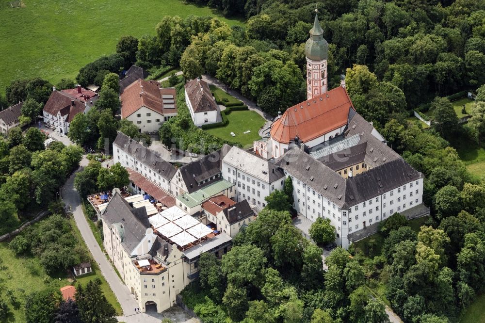 Andechs aus der Vogelperspektive: Gebäudekomplex des Klosters Andechs mit Klostergasthof im Bundesland Bayern