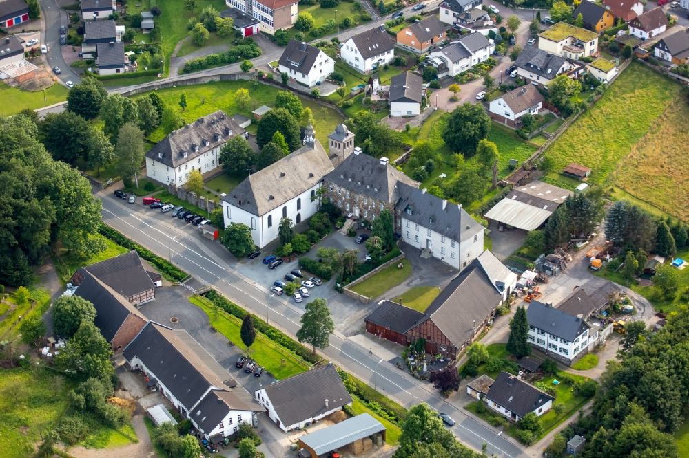 Arnsberg aus der Vogelperspektive: Gebäudekomplex des Klosters in Arnsberg im Bundesland Nordrhein-Westfalen