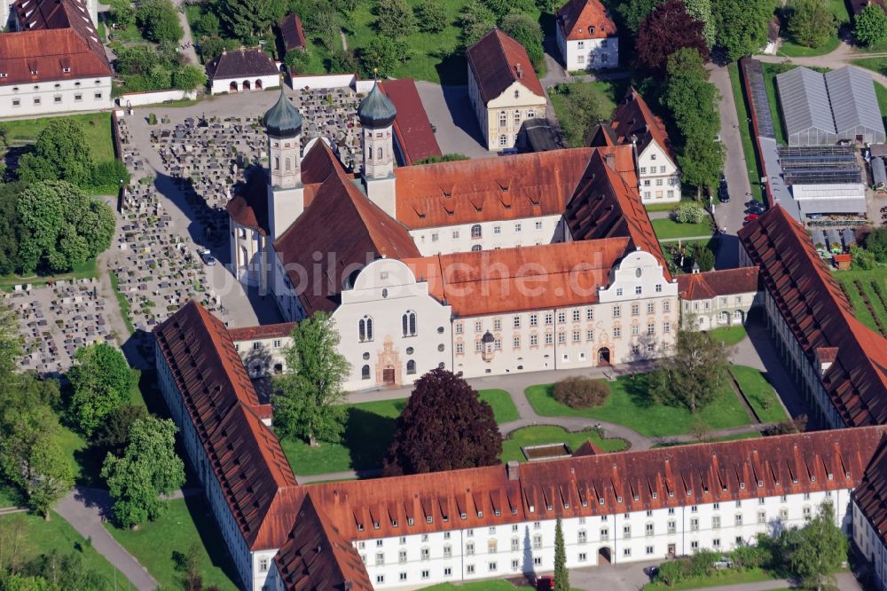Benediktbeuern aus der Vogelperspektive: Gebäudekomplex des Klosters Benediktbeuern im Bundesland Bayern