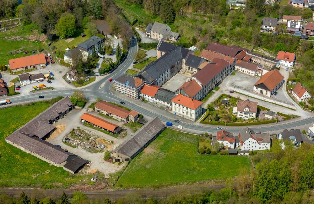 Bredelar von oben - Gebäudekomplex des Klosters in Bredelar im Bundesland Nordrhein-Westfalen, Deutschland
