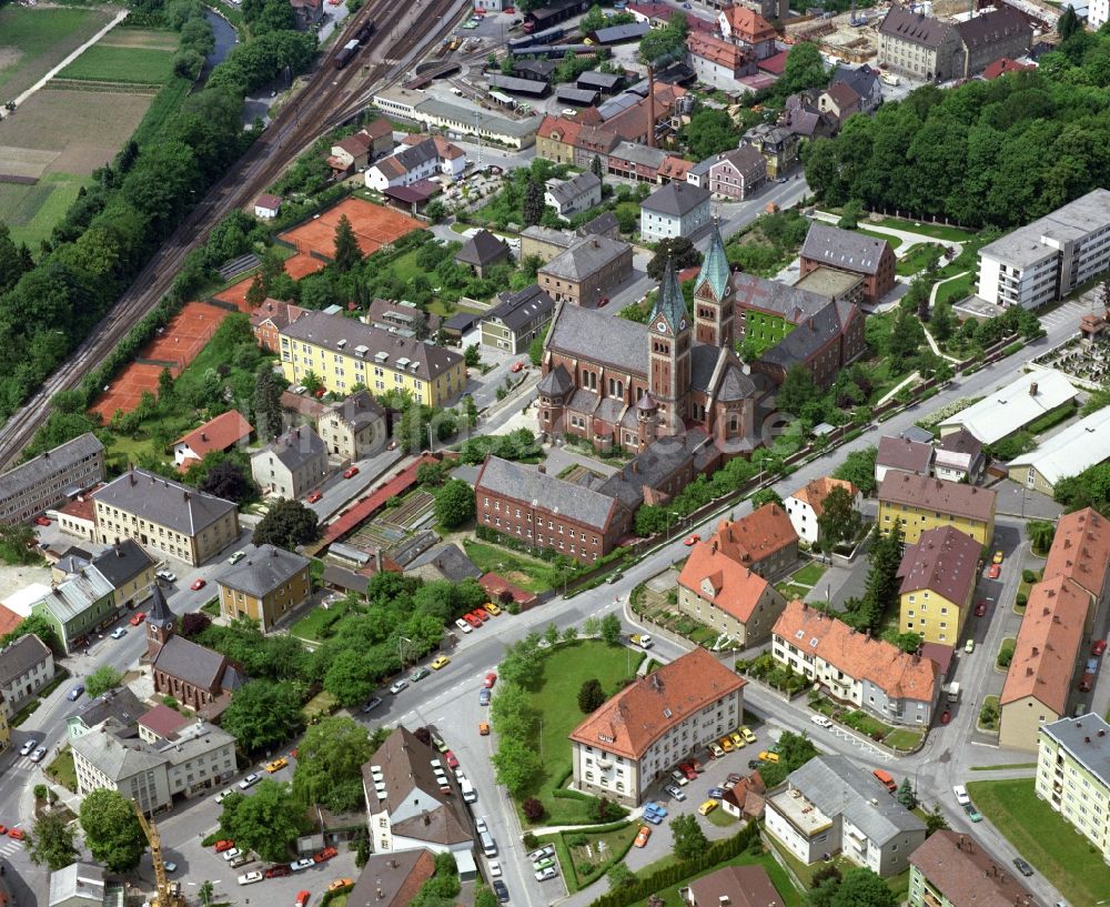 Cham von oben - Gebäudekomplex des Klosters in Cham in der Oberpfalz im Bundesland Bayern, Deutschland