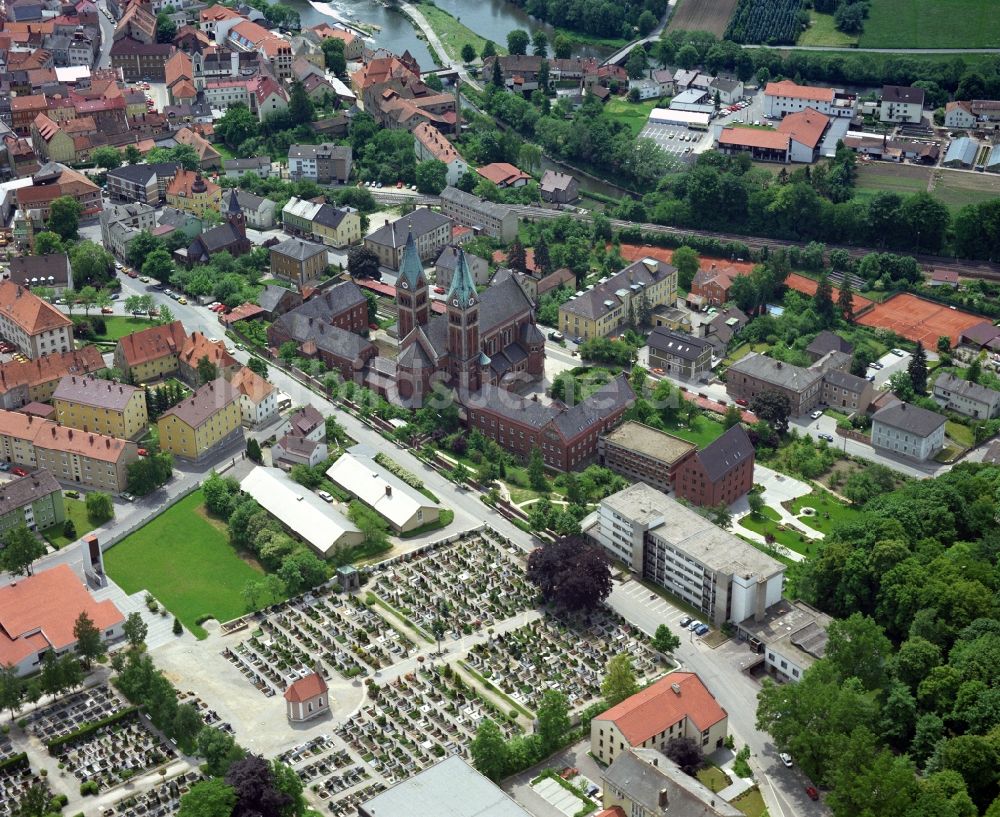 Cham aus der Vogelperspektive: Gebäudekomplex des Klosters in Cham in der Oberpfalz im Bundesland Bayern, Deutschland