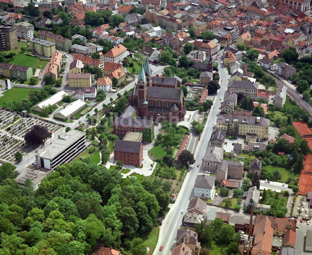 Luftaufnahme Cham - Gebäudekomplex des Klosters in Cham in der Oberpfalz im Bundesland Bayern, Deutschland