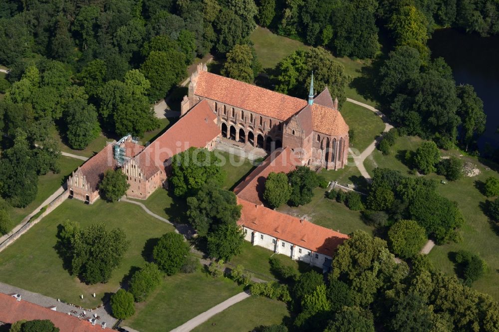 Luftaufnahme Chorin - Gebäudekomplex des Klosters in Chorin im Bundesland Brandenburg