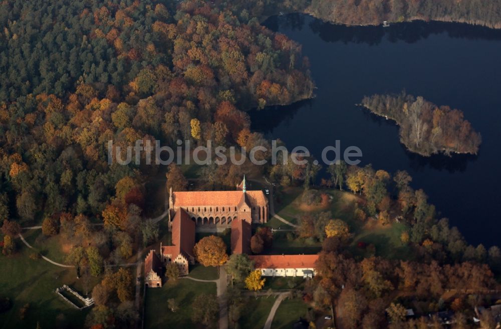 Chorin von oben - Gebäudekomplex des Klosters in Chorin im Bundesland Brandenburg