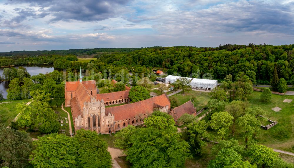 Chorin von oben - Gebäudekomplex des Klosters in Chorin im Bundesland Brandenburg