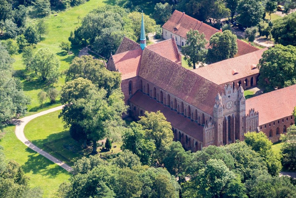 Luftaufnahme Chorin - Gebäudekomplex des Klosters in Chorin im Bundesland Brandenburg, Deutschland