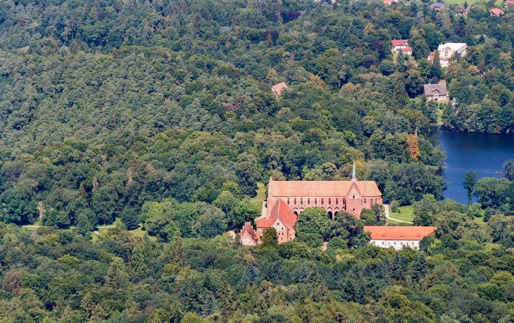 Chorin von oben - Gebäudekomplex des Klosters in Chorin im Bundesland Brandenburg, Deutschland