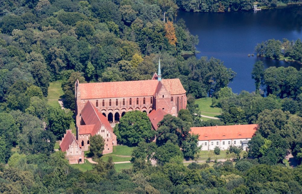 Chorin aus der Vogelperspektive: Gebäudekomplex des Klosters in Chorin im Bundesland Brandenburg, Deutschland