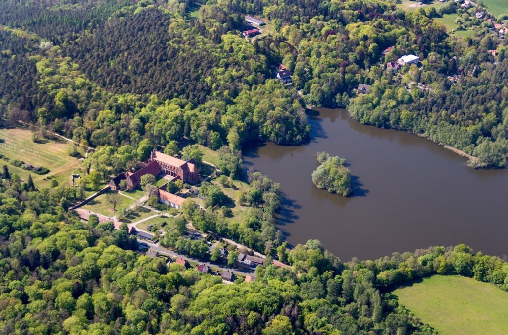 Chorin aus der Vogelperspektive: Gebäudekomplex des Klosters in Chorin im Bundesland Brandenburg, Deutschland