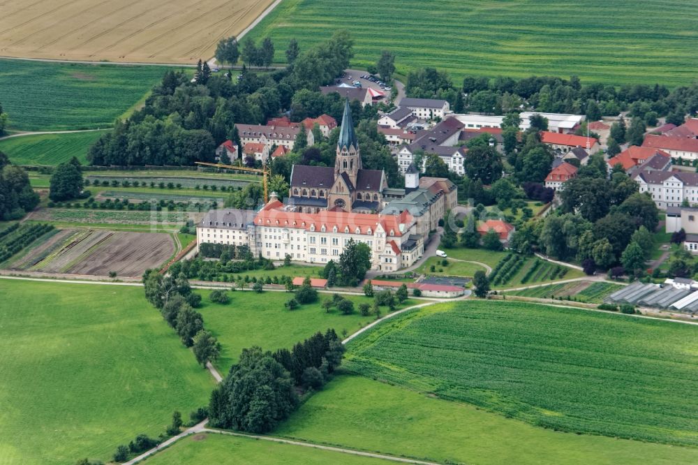 Luftbild Eresing - Gebäudekomplex des Klosters Erzabtei Sankt Ottilien mit Kirche Herz Jesu in Eresing im Bundesland Bayern, Deutschland
