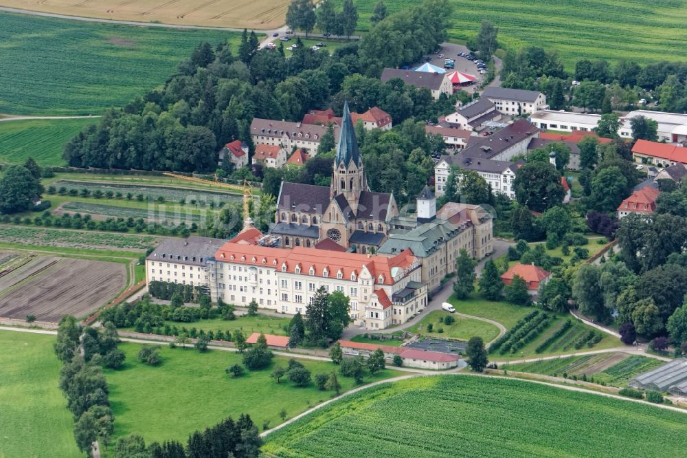 Luftaufnahme Eresing - Gebäudekomplex des Klosters Erzabtei Sankt Ottilien mit Kirche Herz Jesu in Eresing im Bundesland Bayern, Deutschland