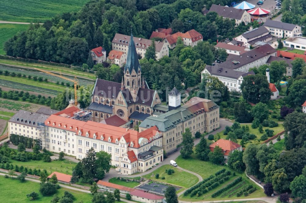 Eresing von oben - Gebäudekomplex des Klosters Erzabtei Sankt Ottilien mit Kirche Herz Jesu in Eresing im Bundesland Bayern, Deutschland