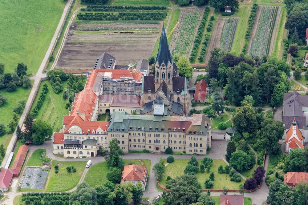 Luftaufnahme Eresing - Gebäudekomplex des Klosters Erzabtei Sankt Ottilien mit Kirche Herz Jesu in Eresing im Bundesland Bayern, Deutschland