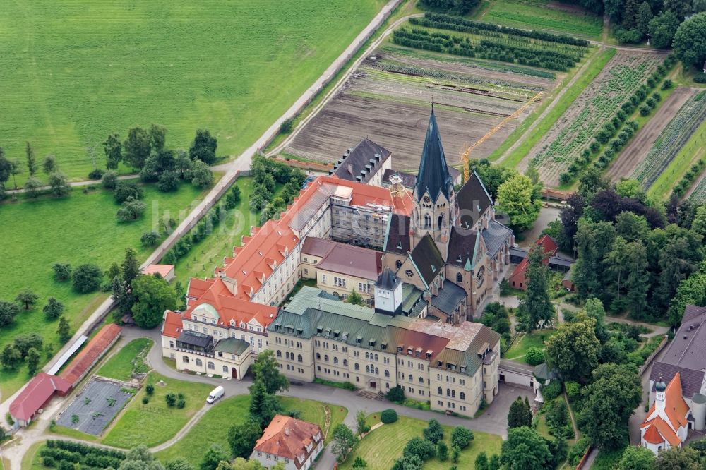 Eresing von oben - Gebäudekomplex des Klosters Erzabtei Sankt Ottilien mit Kirche Herz Jesu in Eresing im Bundesland Bayern, Deutschland