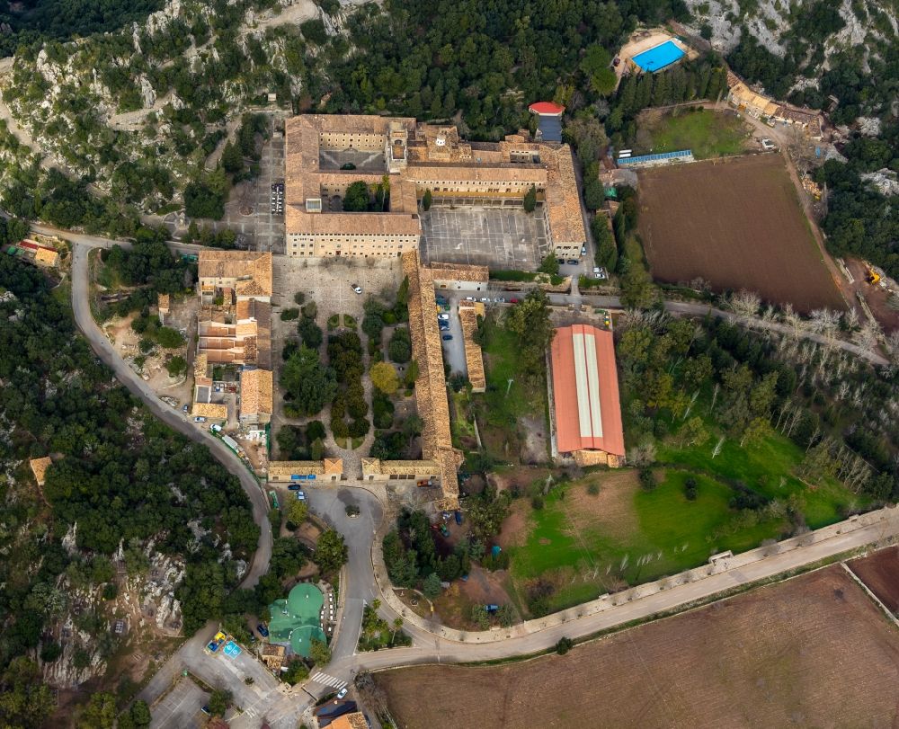 Luftaufnahme Escorca - Gebäudekomplex des Klosters in Escorca in Balearische Insel Malorca, Spanien