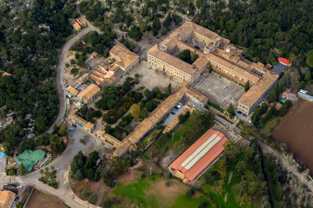 Escorca aus der Vogelperspektive: Gebäudekomplex des Klosters in Escorca in Balearische Insel Malorca, Spanien