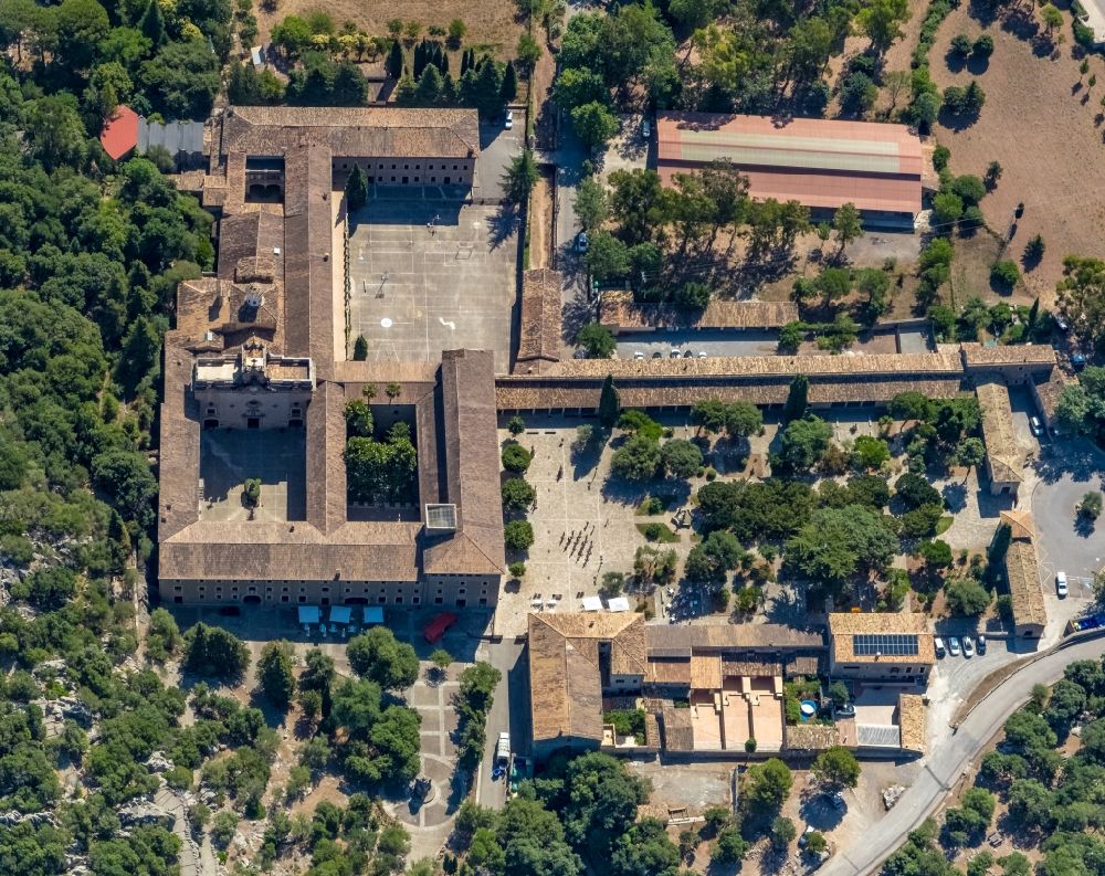 Luftbild Escorca - Gebäudekomplex des Klosters in Escorca in Balearische Insel Malorca, Spanien