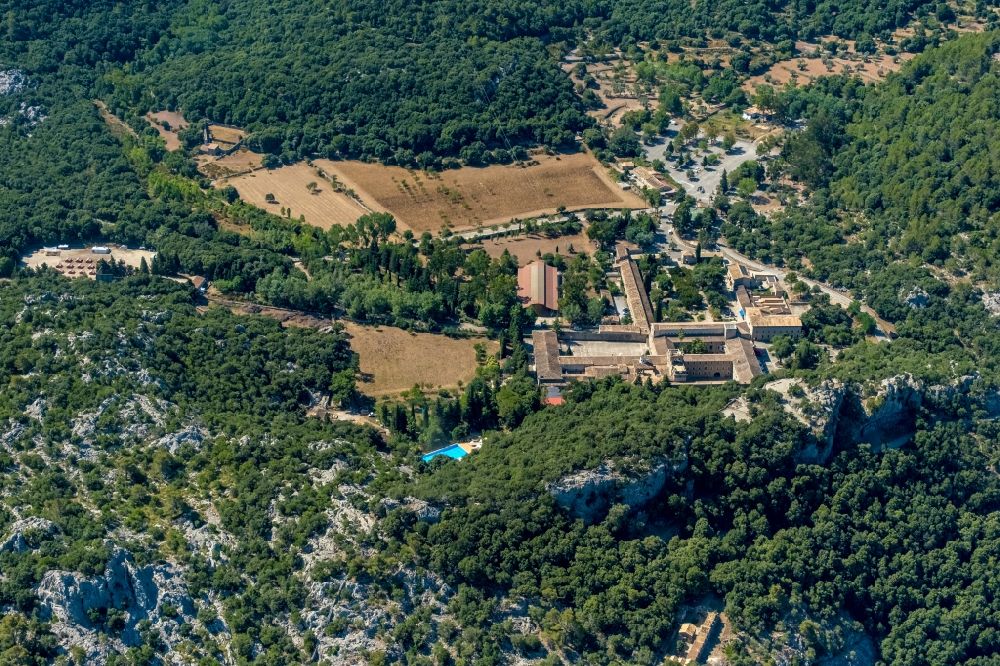 Escorca aus der Vogelperspektive: Gebäudekomplex des Klosters in Escorca in Balearische Insel Malorca, Spanien