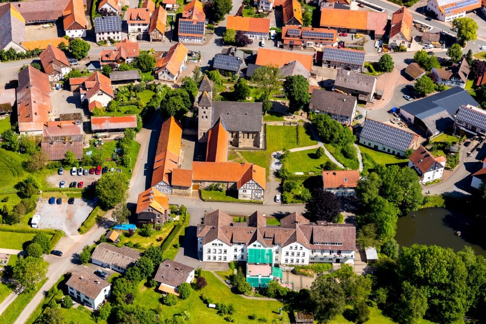 Flechtdorf aus der Vogelperspektive: Gebäudekomplex des Klosters in Flechtdorf im Bundesland Hessen, Deutschland