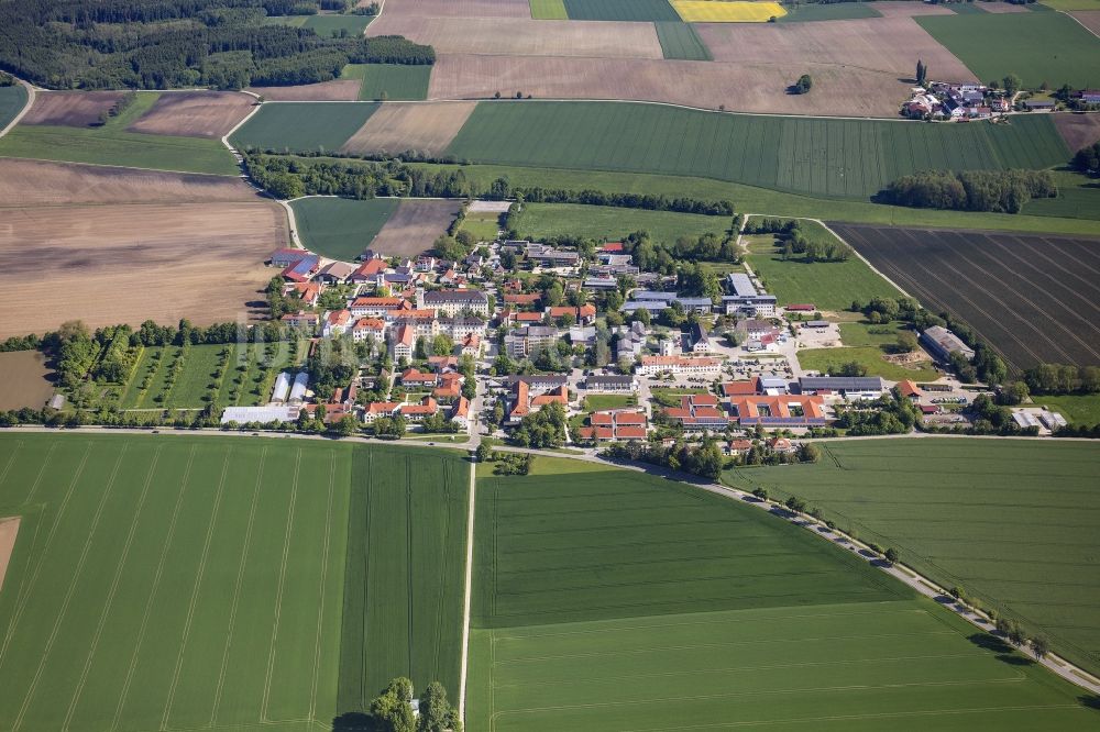 Luftaufnahme Röhrmoos - Gebäudekomplex des Klosters Franziskuswerk Schönbrunn in Röhrmoos im Bundesland Bayern, Deutschland