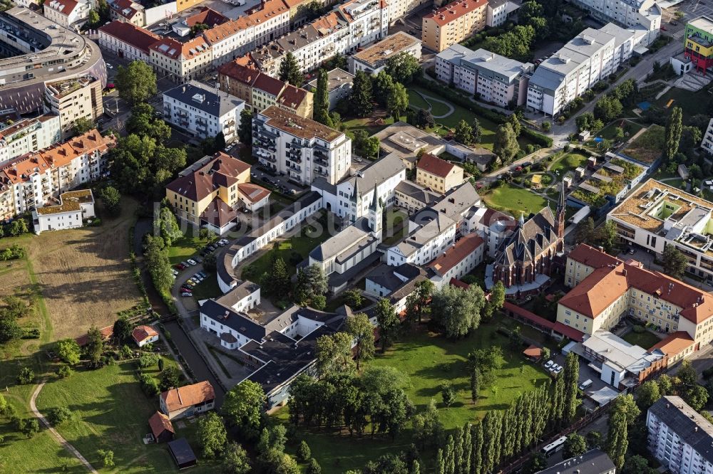 Graz von oben - Gebäudekomplex des Klosters in Graz in Steiermark, Österreich