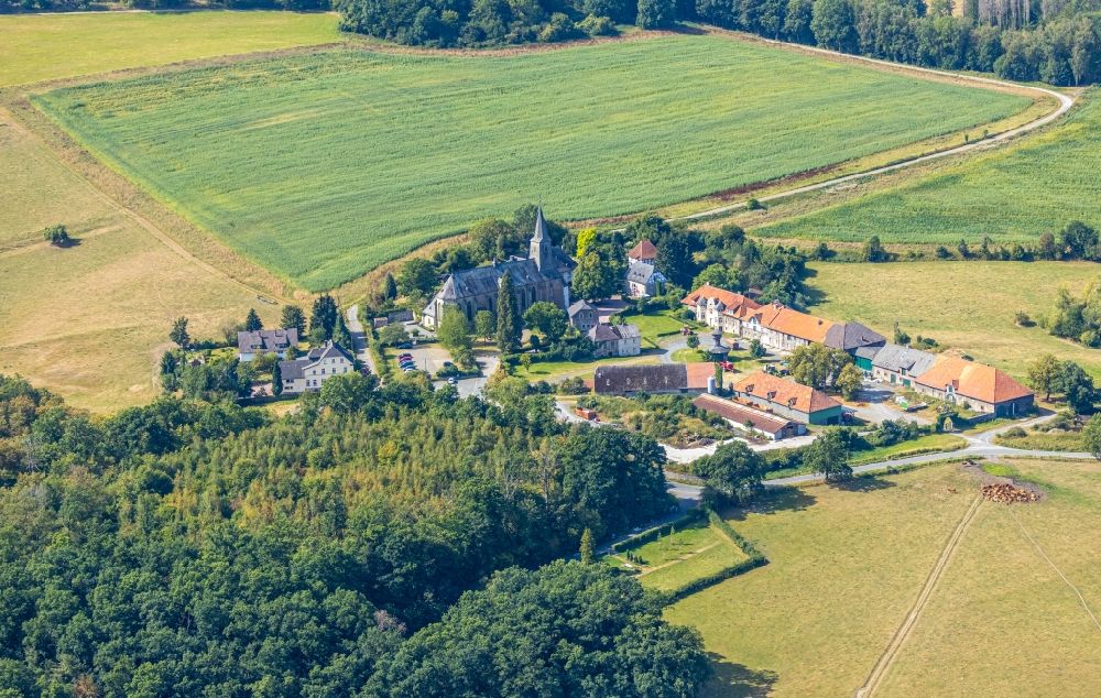 Holzen aus der Vogelperspektive: Gebäudekomplex des Klosters in Holzen im Bundesland Nordrhein-Westfalen, Deutschland