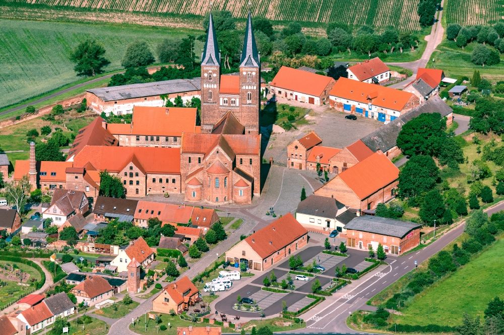 Jerichow von oben - Gebäudekomplex des Klosters in Jerichow im Bundesland Sachsen-Anhalt, Deutschland