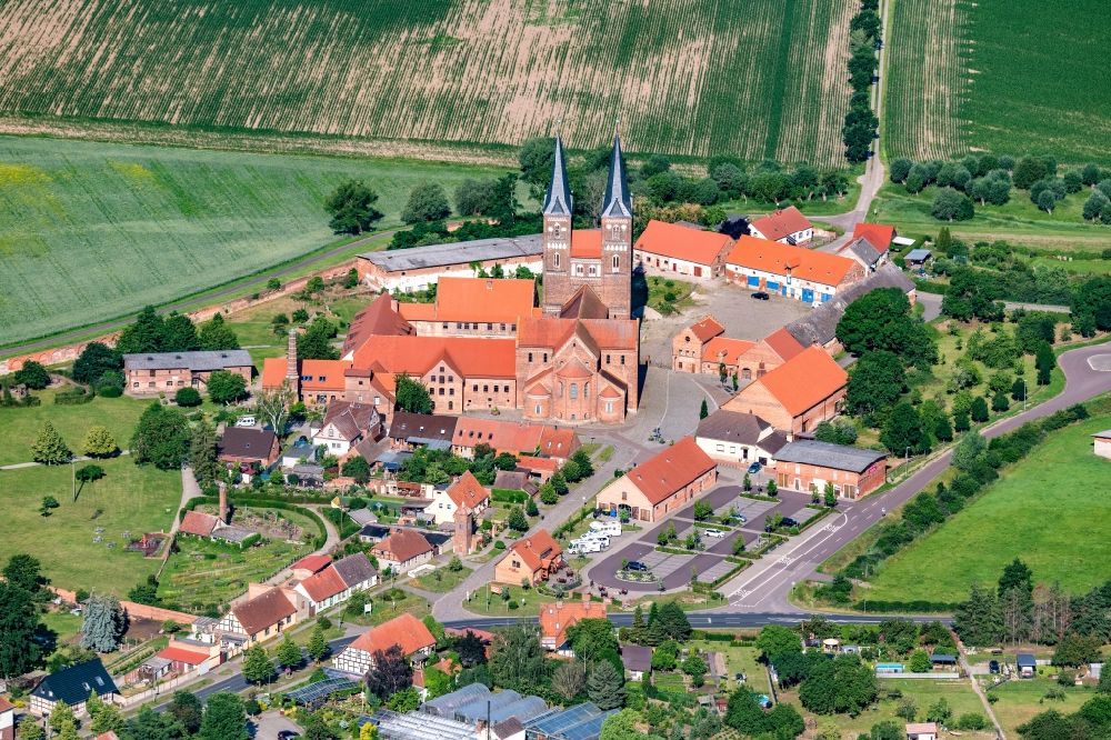 Jerichow aus der Vogelperspektive: Gebäudekomplex des Klosters in Jerichow im Bundesland Sachsen-Anhalt, Deutschland