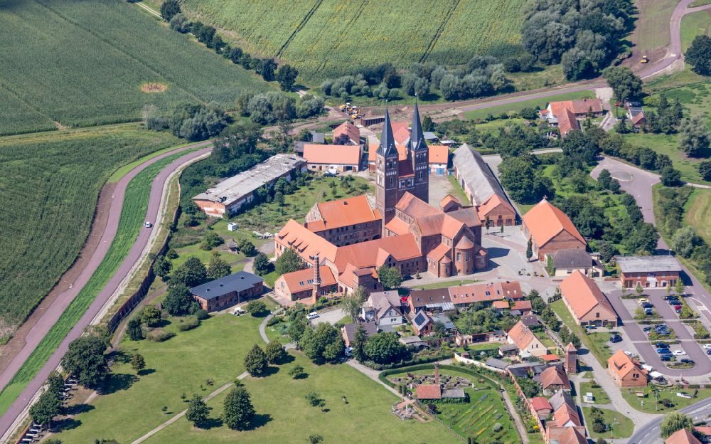Jerichow aus der Vogelperspektive: Gebäudekomplex des Klosters in Jerichow im Bundesland Sachsen-Anhalt, Deutschland