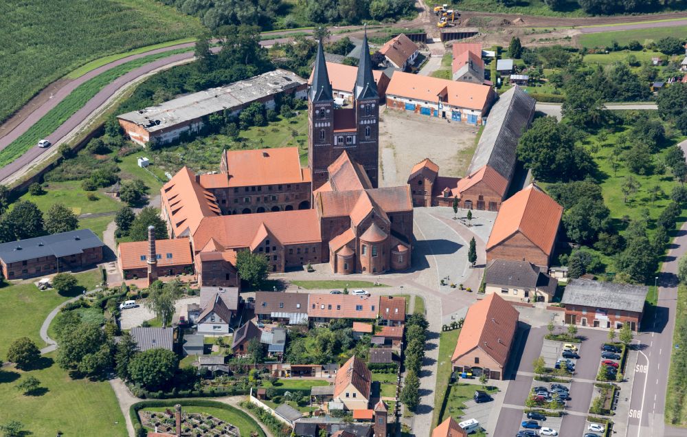 Luftbild Jerichow - Gebäudekomplex des Klosters in Jerichow im Bundesland Sachsen-Anhalt, Deutschland