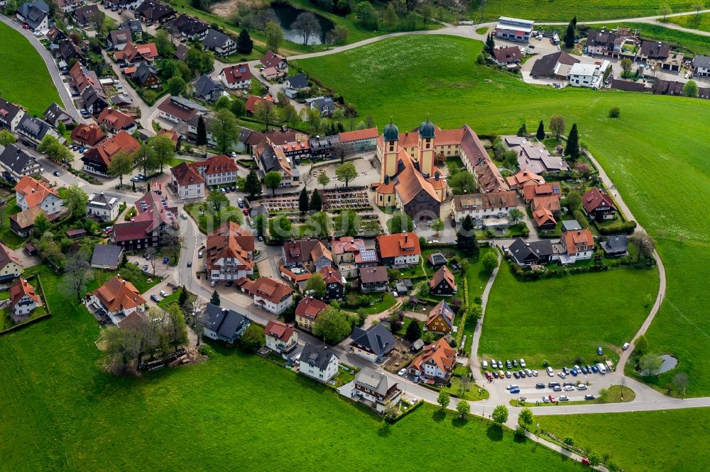 Luftaufnahme Sankt Märgen - Gebäudekomplex des Klosters, Klosterkirche und Ort, Sankt Märgen im Bundesland Baden-Württemberg