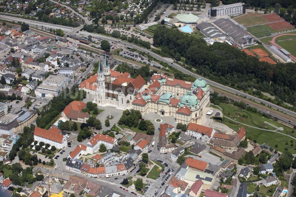 Klosterneuburg von oben - Gebäudekomplex des Klosters in Klosterneuburg in Niederösterreich, Österreich