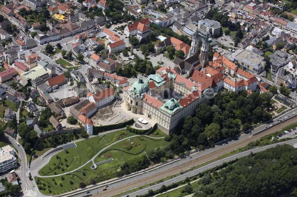 Klosterneuburg aus der Vogelperspektive: Gebäudekomplex des Klosters in Klosterneuburg in Niederösterreich, Österreich