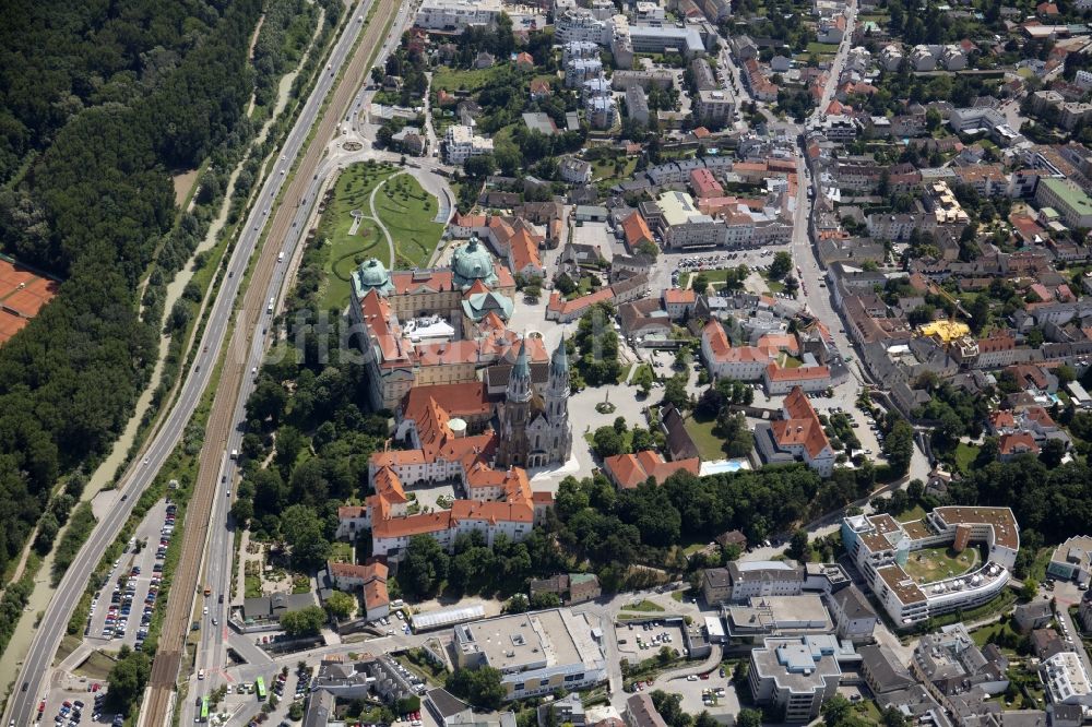Luftbild Klosterneuburg - Gebäudekomplex des Klosters in Klosterneuburg in Niederösterreich, Österreich